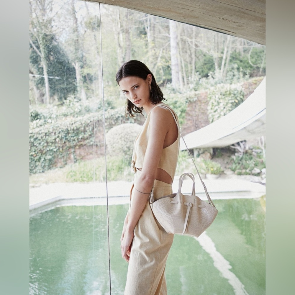Nanushka mini lynne convertible bag with drawstring - créme